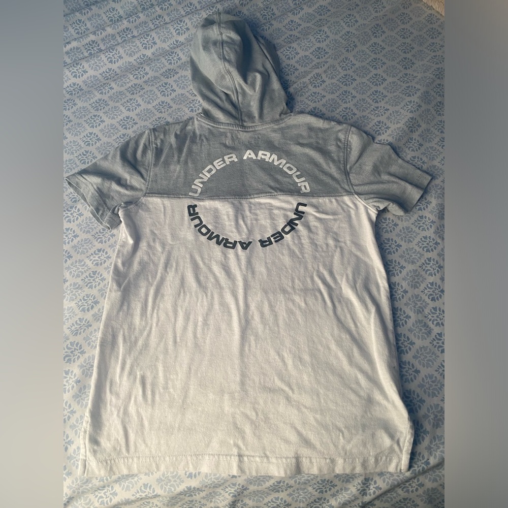 Kids Under Armour YSM Grey/White Loose Heatgear Hooded Short Sleeve Shirt! - Picture 3 of 3